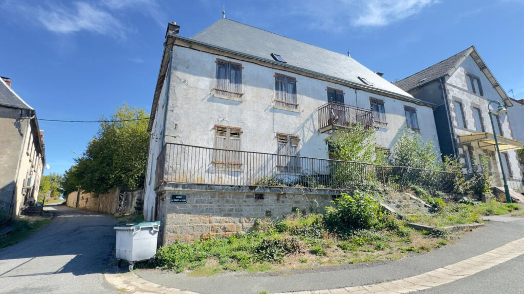 GIAT   Grande maison de 12 pièces à rénover   80 000 EUR HAI