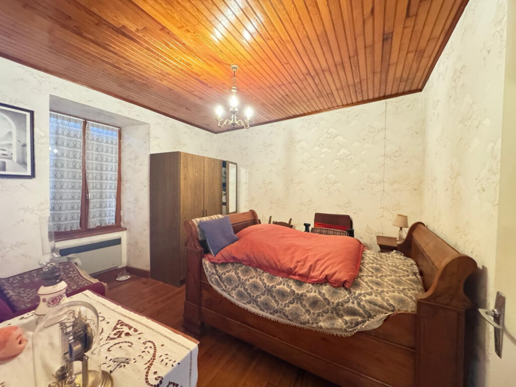 MARAT   Maison 3 chambres avec dépendances, jardin et terrai