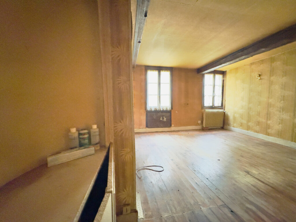 Maison de ville de type 4 sur RDC + 2 étages + combles + cav