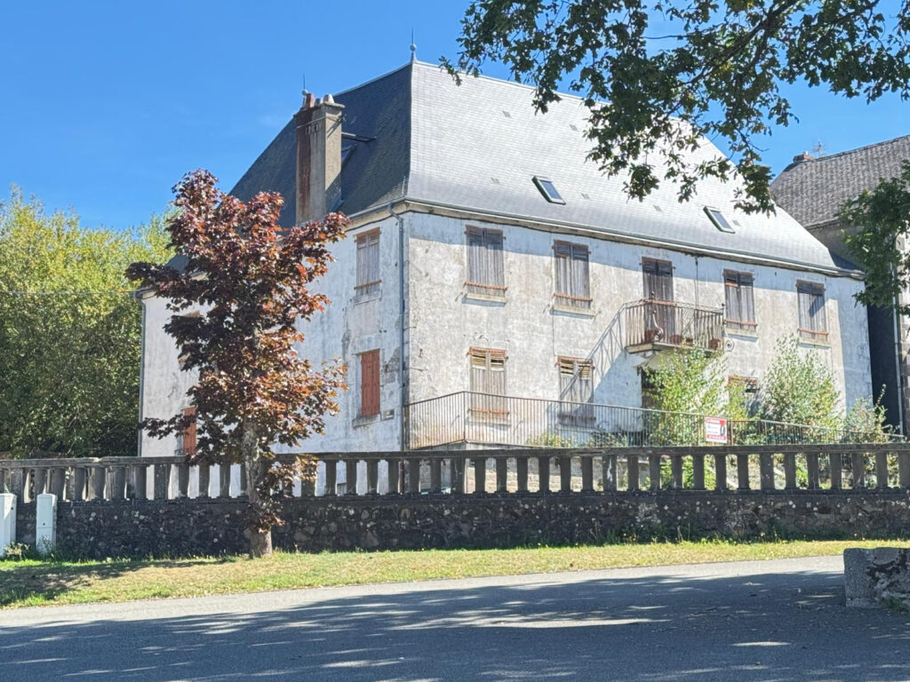 GIAT   Grande maison de 12 pièces à rénover   80 000 EUR HAI