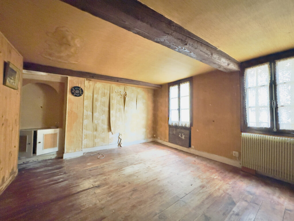 Maison de ville de type 4 sur RDC + 2 étages + combles + cav