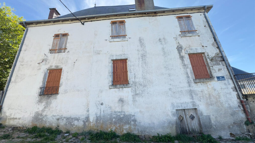 GIAT   Grande maison de 12 pièces à rénover   80 000 EUR HAI