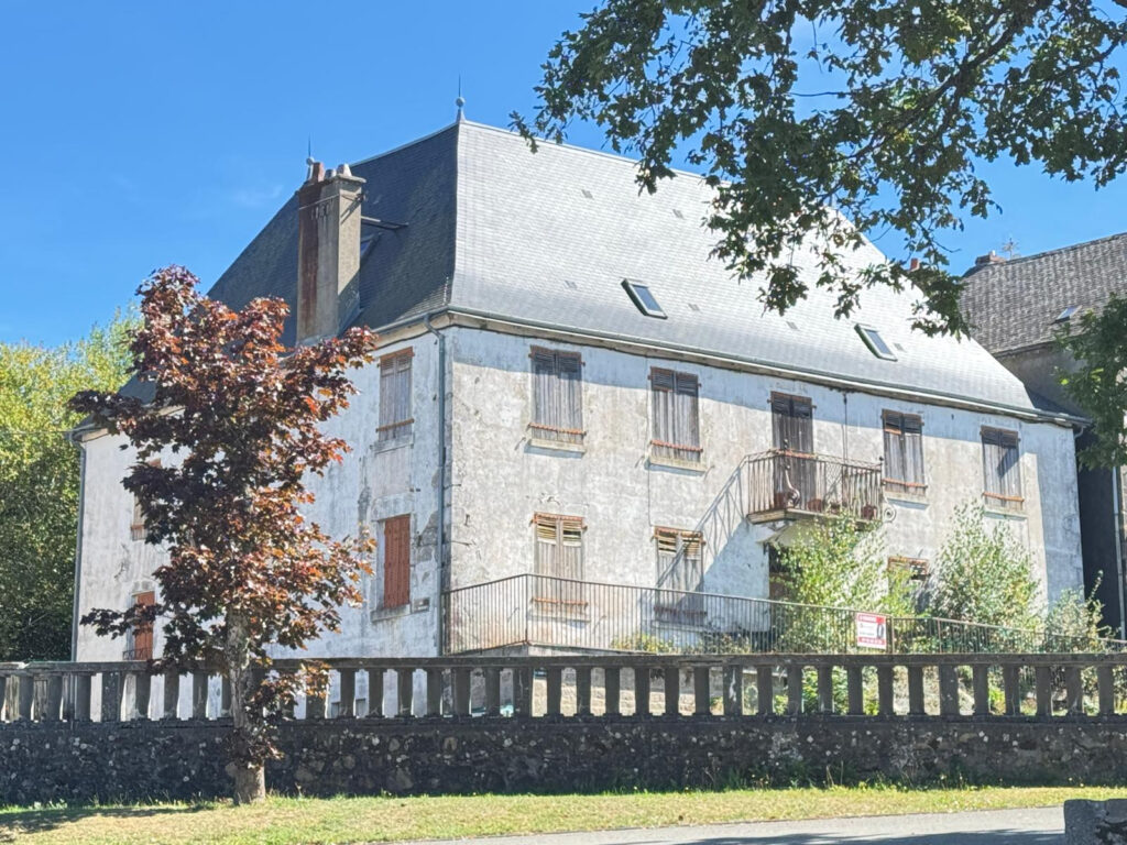 GIAT   Grande maison de 12 pièces à rénover   80 000 EUR HAI