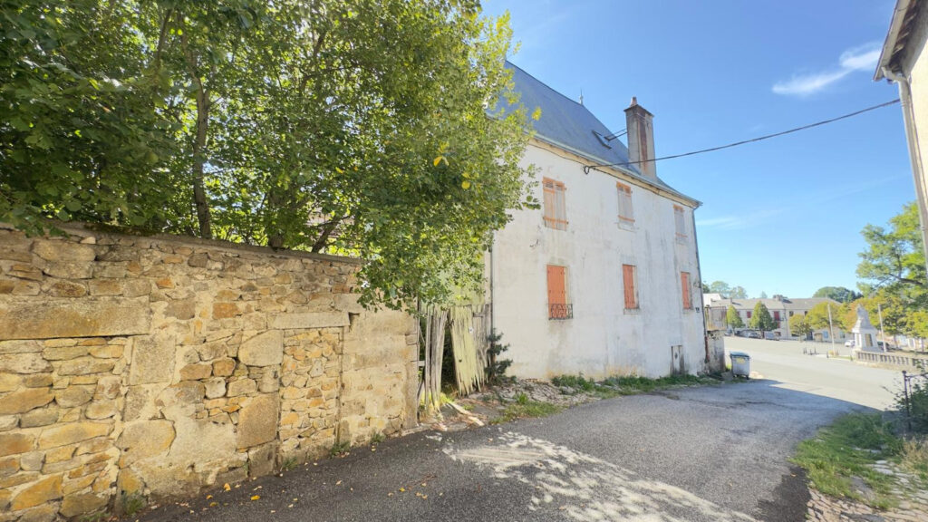 GIAT   Grande maison de 12 pièces à rénover   80 000 EUR HAI