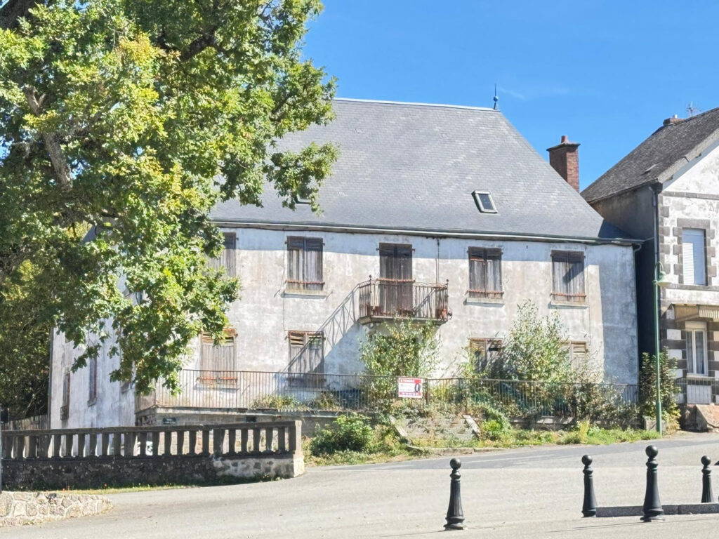 GIAT   Grande maison de 12 pièces à rénover   80 000 EUR HAI