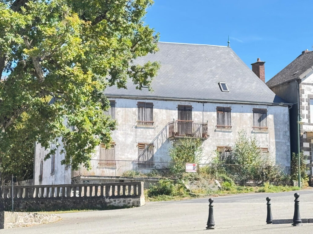 GIAT   Grande maison de 12 pièces à rénover   80 000 EUR HAI