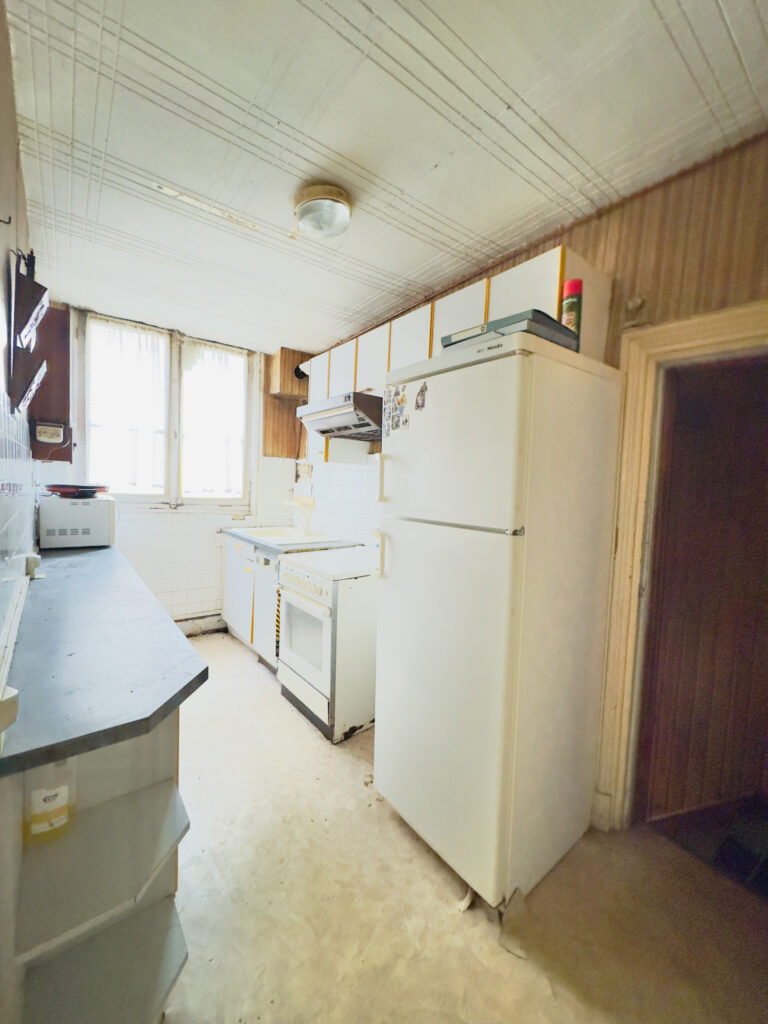 Maison de ville de type 4 sur RDC + 2 étages + combles + cav