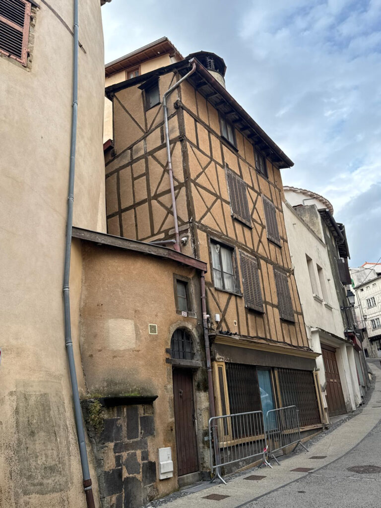 Maison de ville de type 4 sur RDC + 2 étages + combles + cav