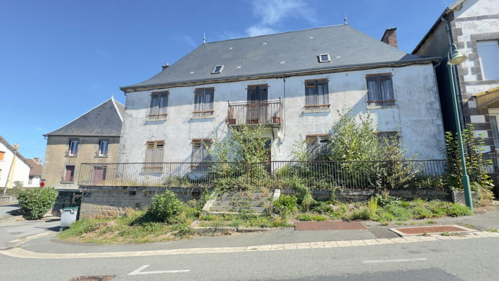 GIAT   Grande maison de 12 pièces à rénover   80 000 EUR HAI
